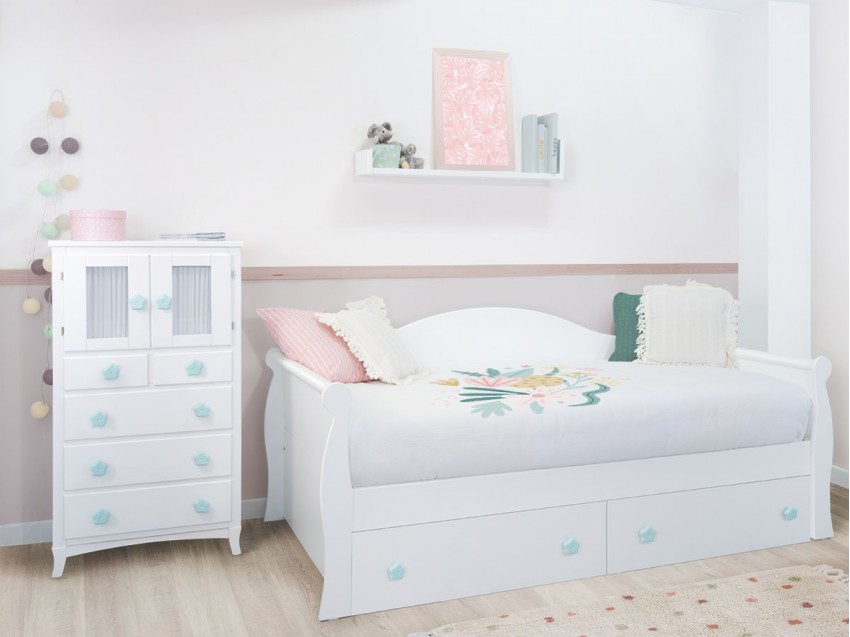 Chambre enfant avec lit avec tiroirs modèle Gondole, chiffonnier et étagère linéaire.
